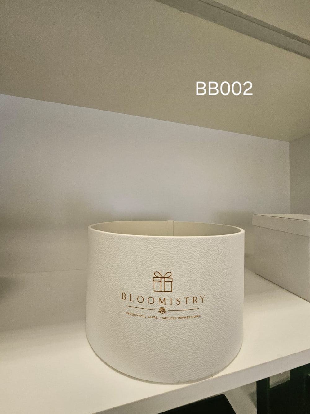 Low round presentation box in ivory leatherette