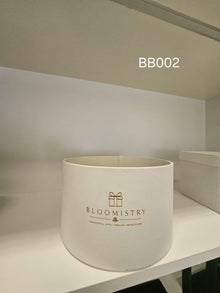 Low round presentation box in ivory leatherette