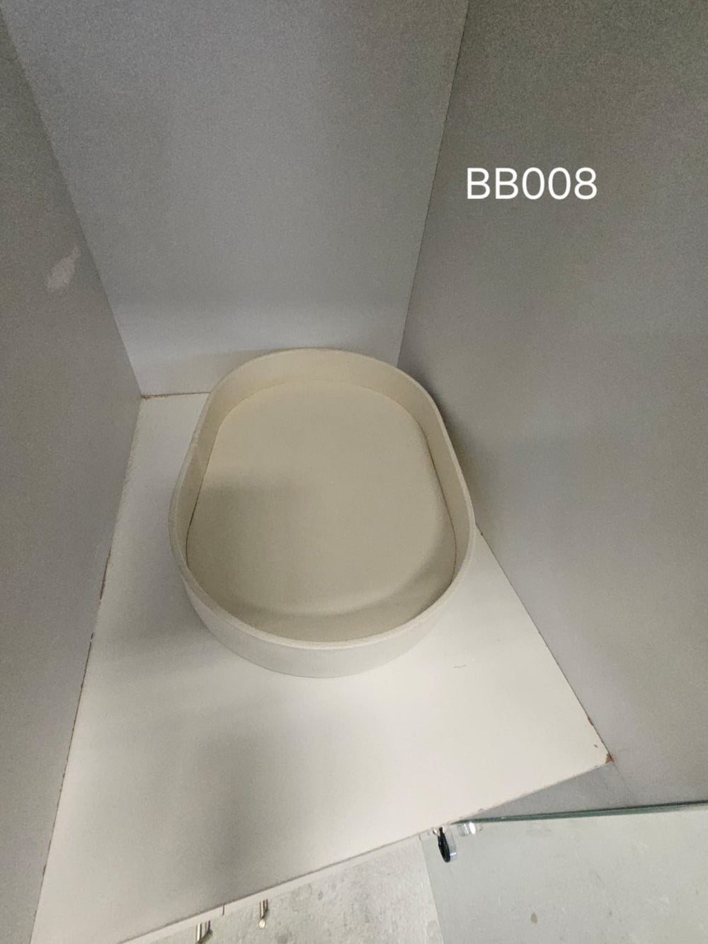 Low oval presentation box in ivory