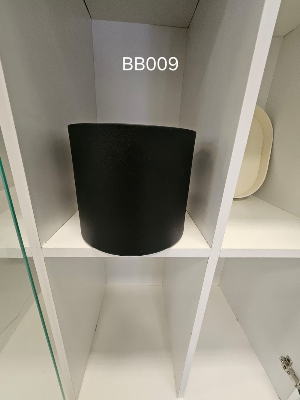 Round presentation box in matte black