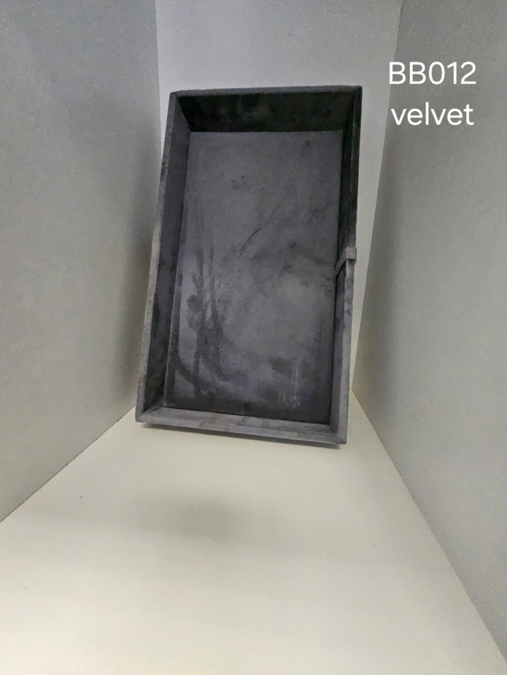 Rectangular tray lined in grey velvet