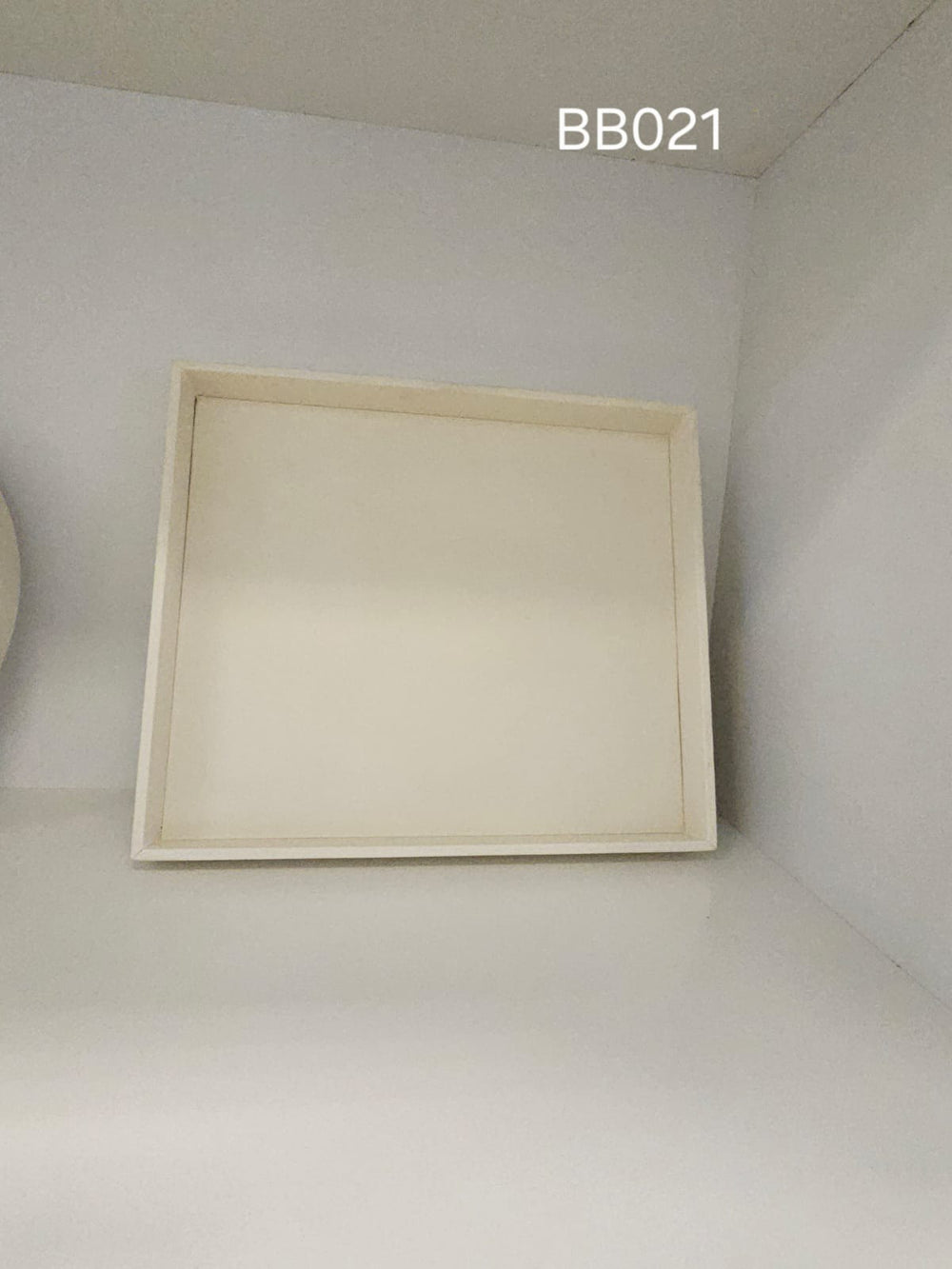 Shallow square tray in ivory with a lipped edge